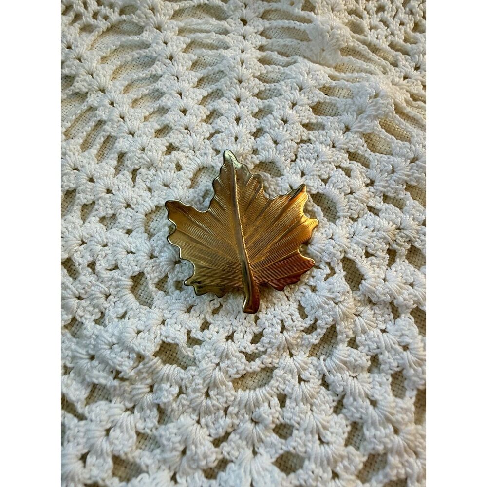 Vintage Gold Tone Ribbed Maple Leaf Brooch Pin, Mid-Century Fall Autumn Jewelry
